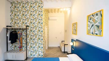 Standardzimmer, 1 Queen-Bett, Klimaanlage, Stadtblick | Minibar, Zimmersafe, individuell dekoriert, individuell eingerichtet