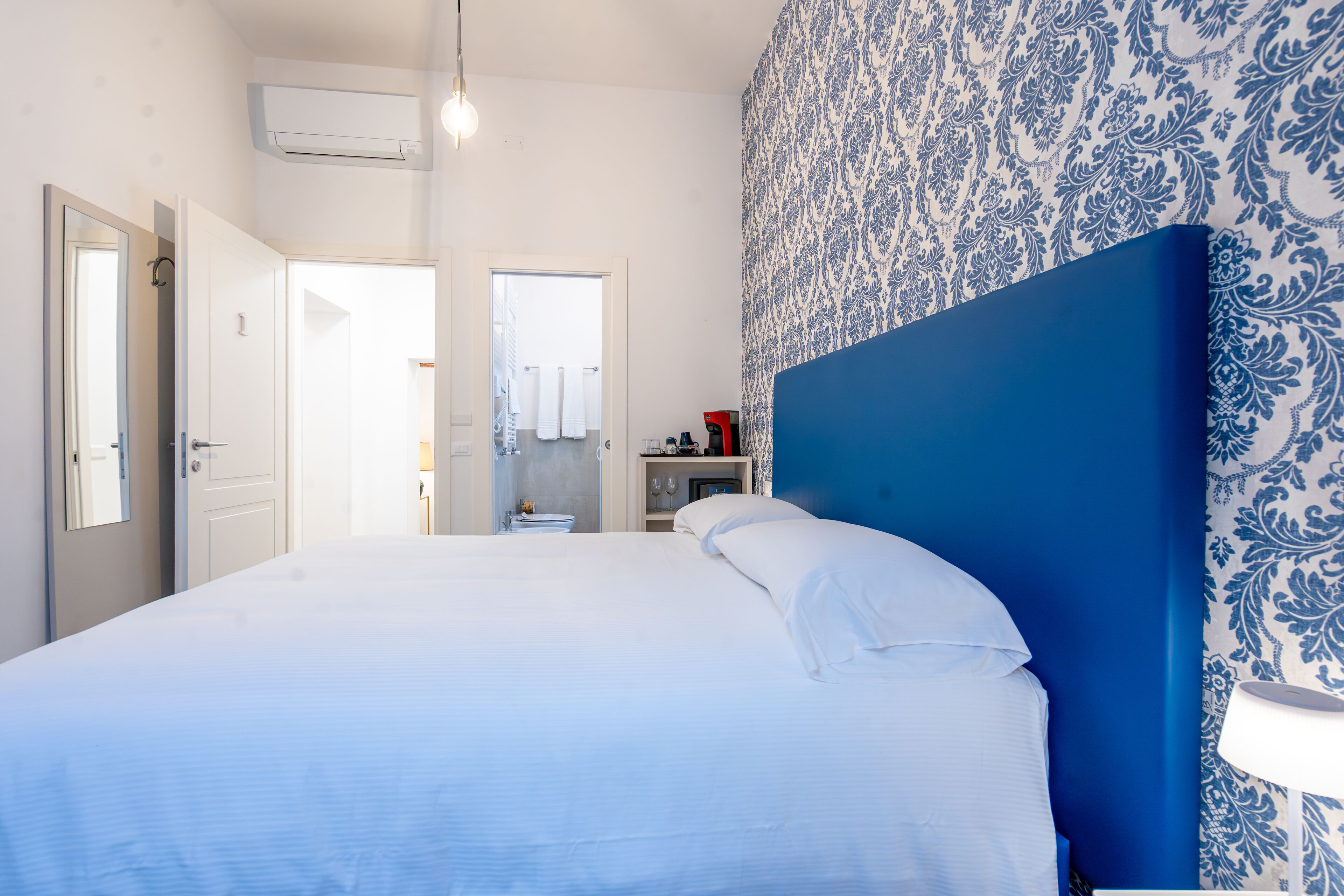 Deluxe-Zimmer, Klimaanlage, Blick auf den Innenhof | Minibar, Zimmersafe, individuell dekoriert, individuell eingerichtet