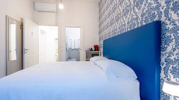 Deluxe-Zimmer, Klimaanlage, Blick auf den Innenhof | Minibar, Zimmersafe, individuell dekoriert, individuell eingerichtet