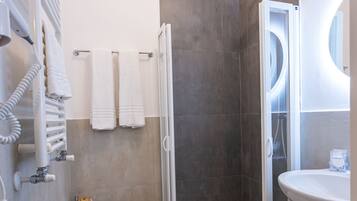 Deluxe-værelse - aircondition - udsigt til gårdsplads | Badeværelse | Bruser, brusehoved med spredningseffekt, gratis toiletartikler