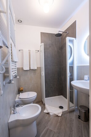 Habitación Deluxe, Aire acondicionado, vistas al patio | Baño | Ducha y cabezal de ducha tipo lluvia