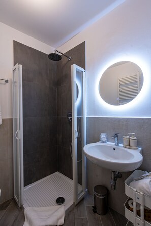 Deluxe Room, Air conditioning, Courtyard View | Bathroom - B&B Via Corsica 10 (Pisa)