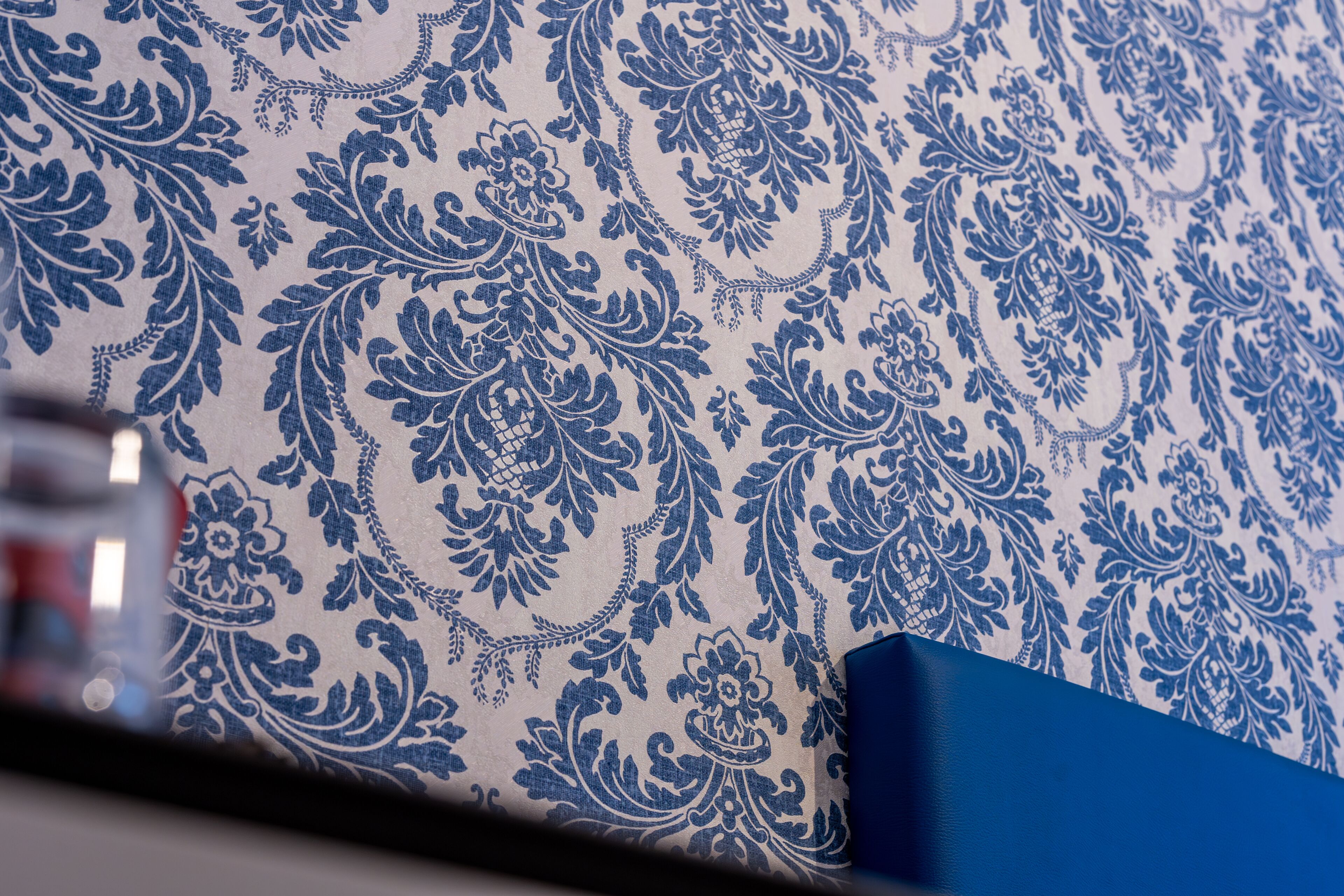 Primer plano de un papel tapiz azul y blanco con estampado.