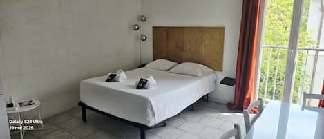 Tabla de planchar con plancha, wifi y ropa de cama