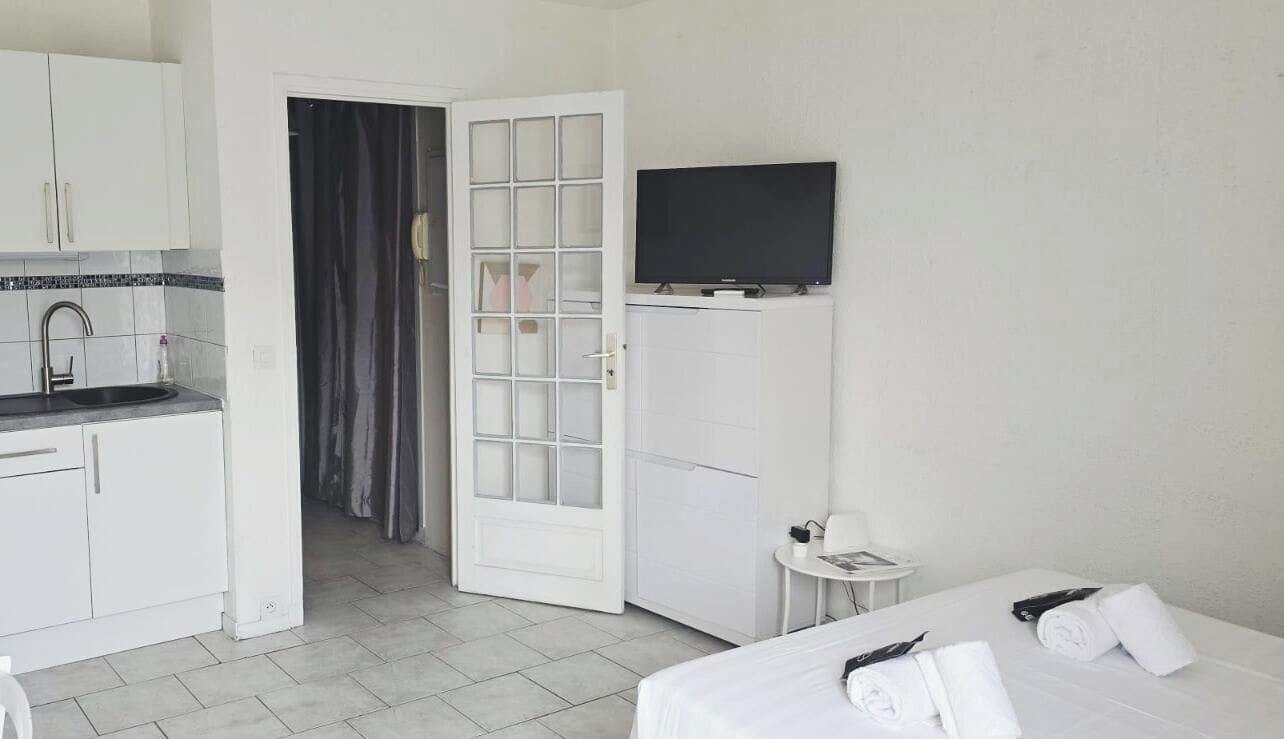 Tabla de planchar con plancha, wifi y ropa de cama 