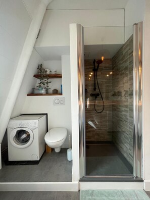 Serviettes fournies, savon, shampoing, papier toilette