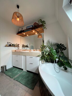 Towels, soap, shampoo, toilet paper
