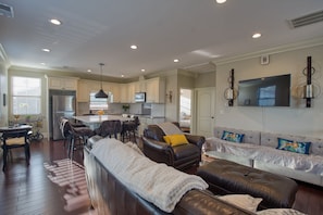 TV - Luxury 2 bed 1 bath in nice neighborhood. (Torrance)