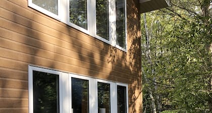 Guesthouse near Bancroft on private lake & close to Algonquin
