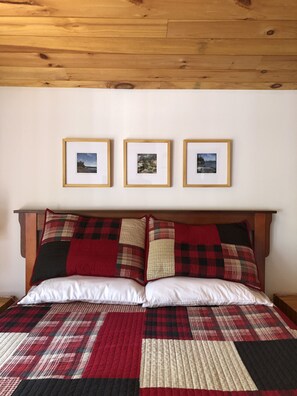 2 bedrooms, iron/ironing board, free WiFi, bed sheets - Guesthouse near Bancroft on private lake & close to Algonquin (Bancroft)