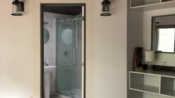 Douche, sĂšche-cheveux, serviettes fournies, savon