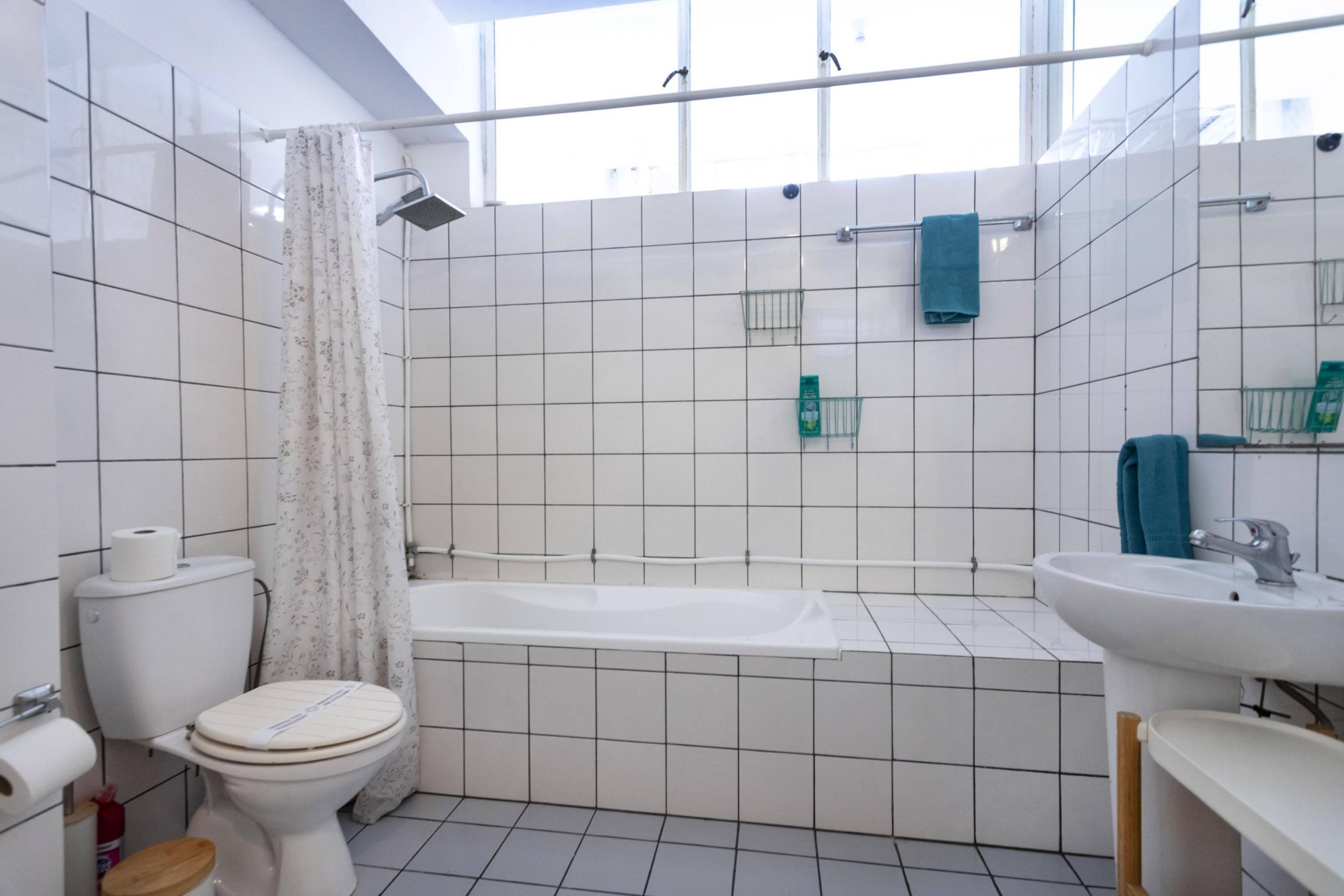 A bathroom with a toilet, bathtub, and sink.