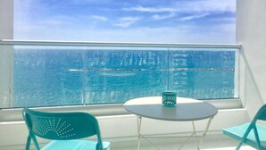 A balcony with a view of the ocean and a cityscape. - On the Beach Penthouse (Limassol)