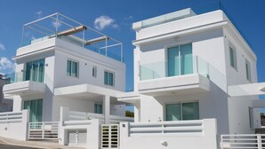 Um edifício moderno de dois andares com telhado plano e grandes janelas.