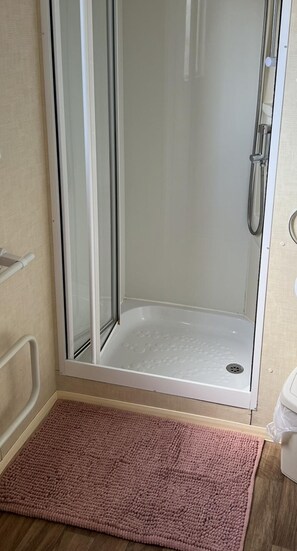 Douche, sĂšche-cheveux, serviettes fournies, savon