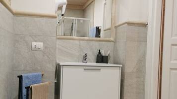 Eenvoudig appartement, 1 tweepersoonsbed | Badkamer