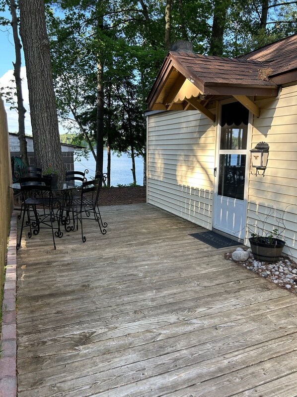 Outdoor dining - New listing! Cabin with Private Beach on Spider Lake - Free Kayaks & Canoe! (Traverse City)