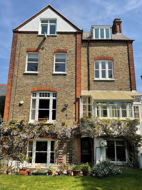 Exterior - 2 Bedroom Flat in Prime Wimbledon Village cul-de-sac location (London)