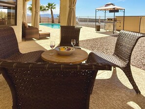 Outdoor dining - The Perfect View!  Amazing Luxury Escape (Lake Havasu City)