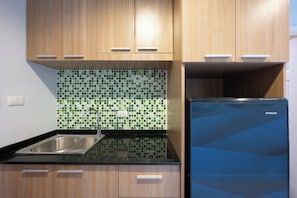 City Double Room | Private kitchenette | Fridge, stovetop, cookware/dishes/utensils - New Nordic Trend 6 by Apartwell (Pattaya)