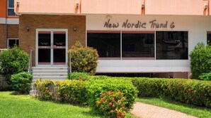 Un edificio con un letrero que dice “New Nordic Trend 6” y un letrero de “Administración de Alquileres/Ventas” encima.
