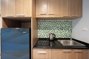 Basic Studio, 1 Katil Ratu (Queen), City View | Dapur kecil peribadi | Peti sejuk, dapur, alat memasak/pinggan mangkuk/perkakas dapur