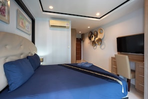 Basic Studio, 1 Queen Bed, City View | Laptop workspace, free WiFi, bed sheets - New Nordic Trend 6 by Apartwell (Pattaya)