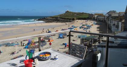 Brantwood, Porthmeor beach, St Ives, Cornwall
Stunning views with beach access