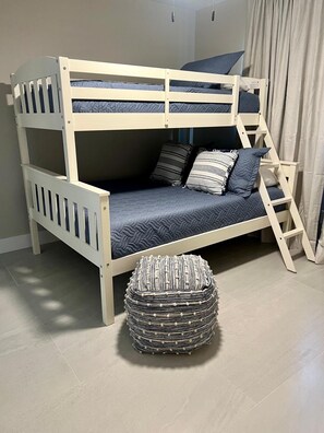 4 habitaciones, tabla de planchar con plancha, wifi y ropa de cama 
