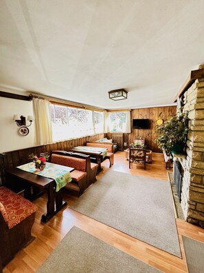 ฝ่ายต้อนรับ