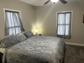 2 slaapkamers, een strijkplank/strijkijzer, gratis wifi, beddengoed