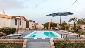 A pool area with lounge chairs and a pergola. - Villa Scrusciu Ri Mari with private pool, Noto (Sicilia)