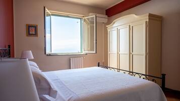 4 bedrooms, desk, iron/ironing board, travel crib