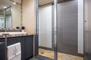 Shower, jetted tub, hair dryer, bidet - Villa La Gorgone - Sea View (Taormina)