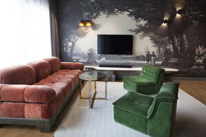 Smart-TV, Tischtennisplatte, Stereoanlage, Drucker