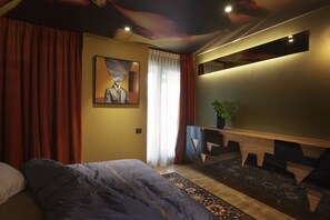 2 bedrooms, in-room safe, desk, iron/ironing board - Luxury Suite 8 Want - 2 Bedroom, 2.5 Bathrooms, Living, Kitchen (București)