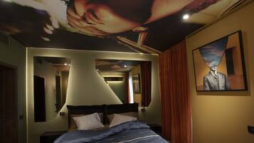 2 bedrooms, in-room safe, desk, iron/ironing board