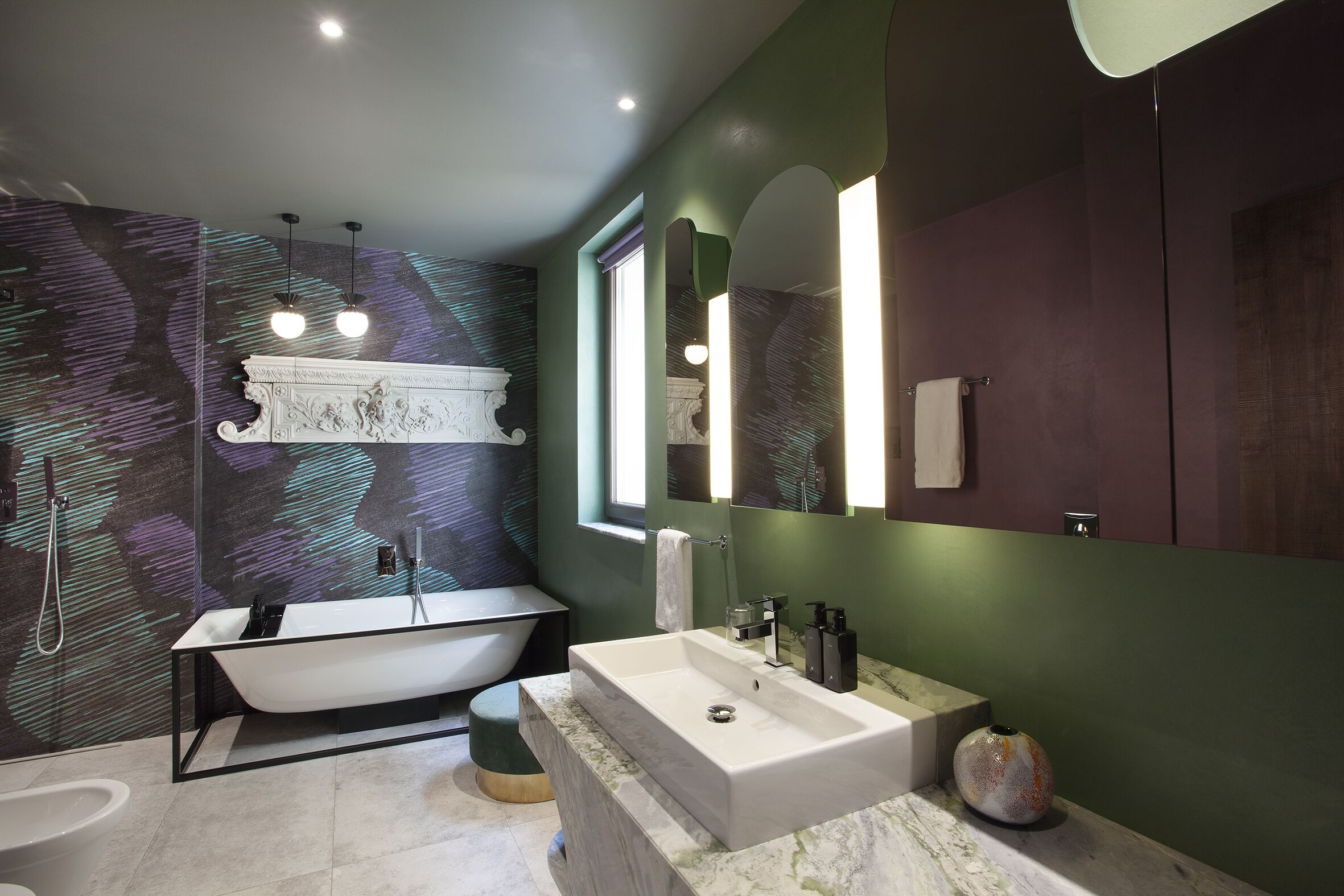 Shower, hair dryer, bidet, towels