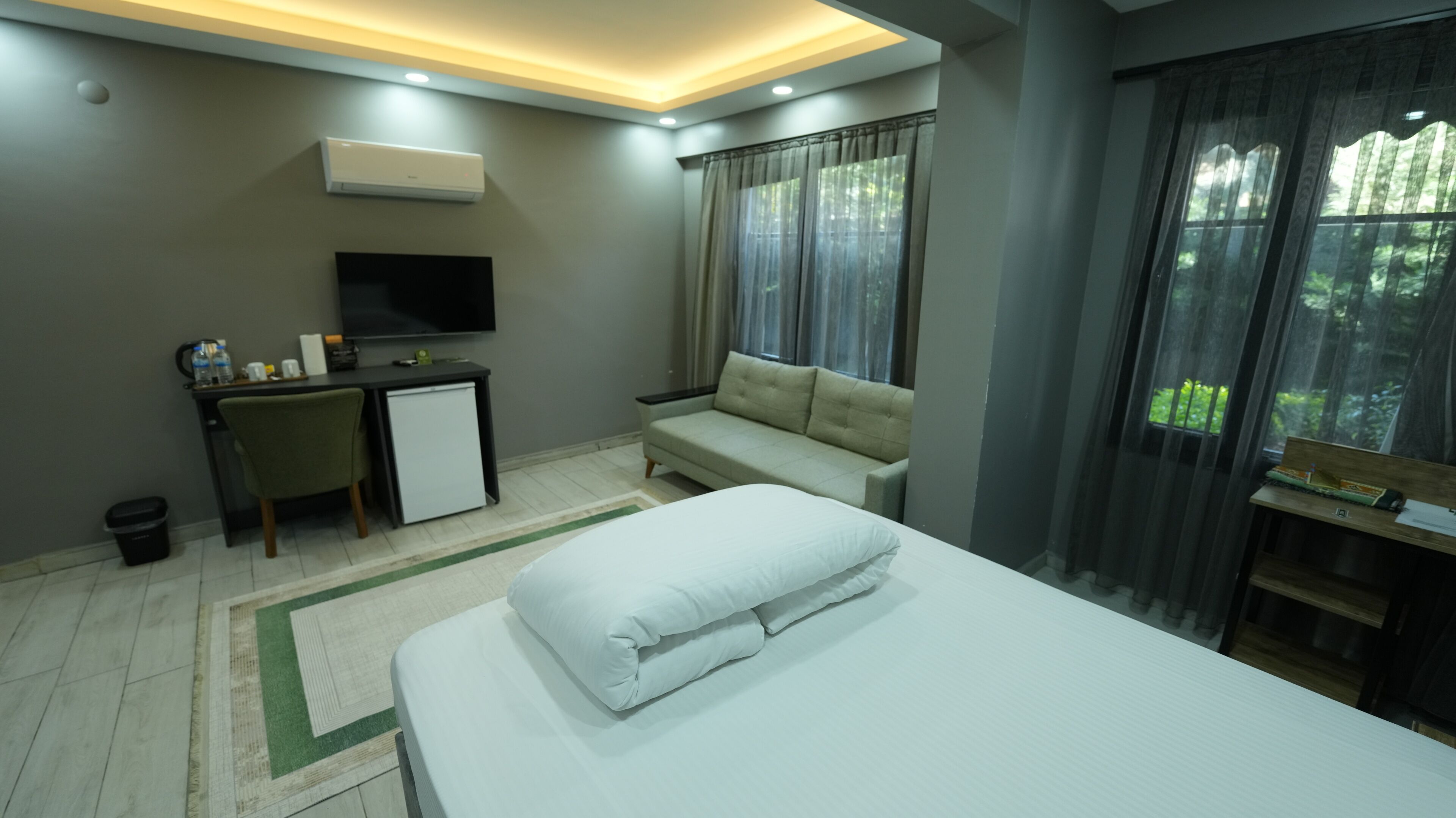 Basic Room | Egyptian cotton sheets, premium bedding, individually decorated