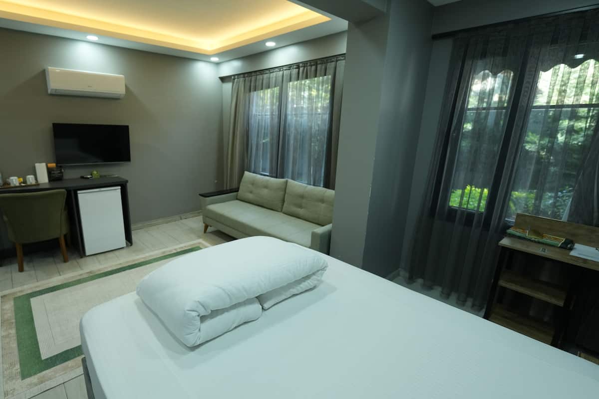 Basic Room | Egyptian cotton sheets, premium bedding, individually decorated