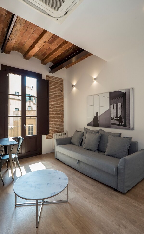 TV - BeBarceloner Pelayo Apartments - 3 bedrooms, 2 bathrooms (Barcelona)