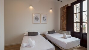 2 habitaciones, tabla de planchar con plancha, wifi y ropa de cama