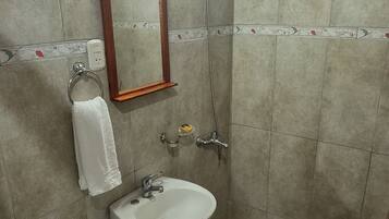 Serviettes fournies, papier toilette