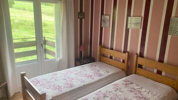 4 bedrooms, iron/ironing board
