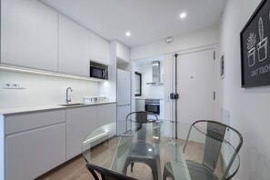 Fridge, microwave, oven, stovetop - BeBarceloner Pelayo Apartments - 2 bedrooms (Barcelona)