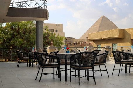 Rooftop pool. Malak pyramids inn