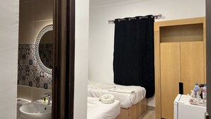 Kostenlose Minibar, Zimmersafe, Verdunkelungsvorhänge, kostenloses WLAN