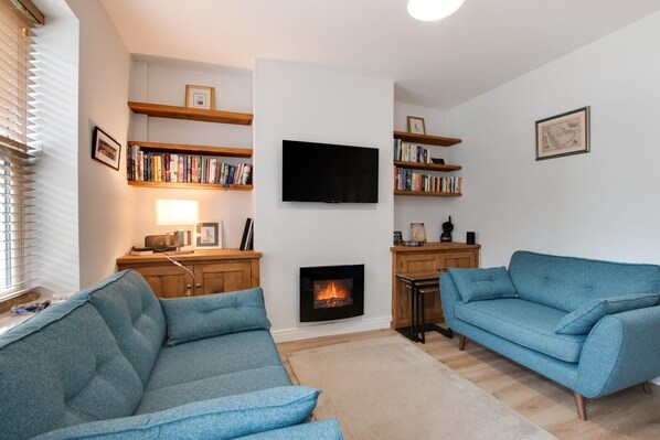 TV, fireplace