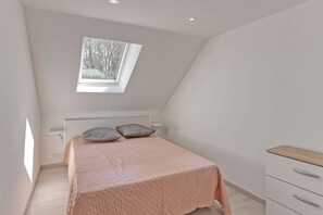 3 slaapkamers, een strijkplank/strijkijzer, gratis wifi, beddengoed