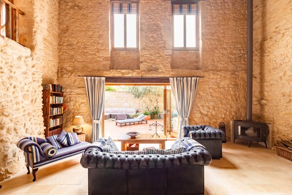 Fernseher, Kamin, DVD-Player, Stereoanlage